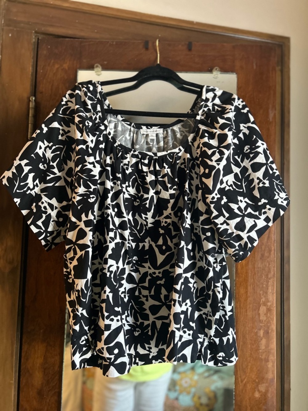 Black & White Floral puffy Short-Sleeve Women’s Top